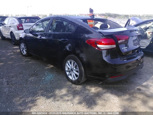 3KPFL4A77HE008555 - 2017 KIA FORTE LX/S BLACK photo 3