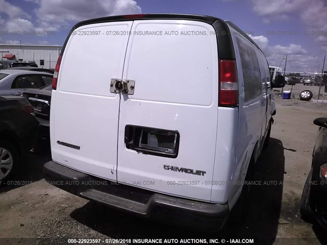 1GCHG35V661242573 - 2006 CHEVROLET EXPRESS G3500  WHITE photo 4