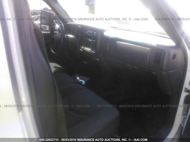 1GCHC23235F968908 - 2005 CHEVROLET SILVERADO C2500 HEAVY DUTY WHITE photo 5