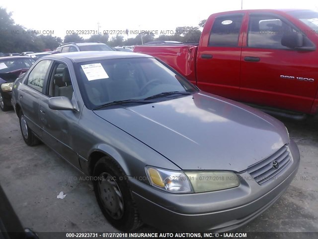 4T1BG22K4WU321776 - 1998 TOYOTA CAMRY CE/LE/XLE ნაცრისფერი ფოტო 1