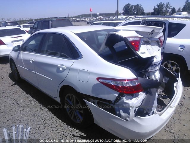 4T1BF1FK1FU931481 - 2015 TOYOTA CAMRY LE/XLE/SE/XSE WHITE photo 3