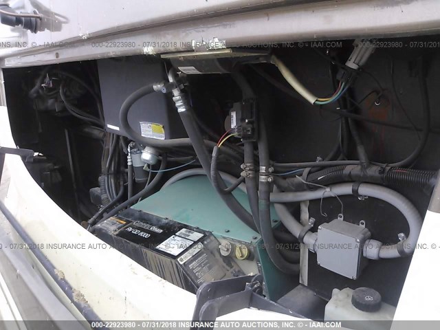 4UZAB2DTXBCBB5652 - 2011 FREIGHTLINER CHASSIS XC თეთრი ფოტო 10