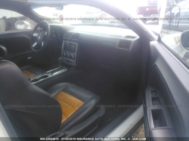 2B3CJ4DV1AH179462 - 2010 DODGE CHALLENGER SE WHITE photo 5