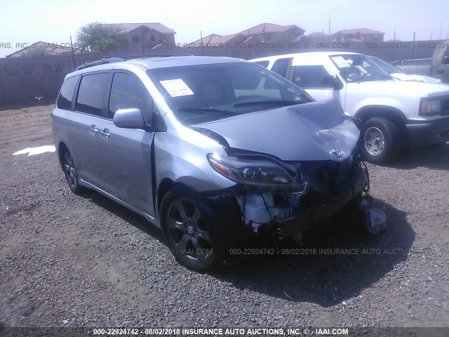 5TDXZ3DC6HS779620 - 2017 TOYOTA SIENNA SE SILVER photo 1