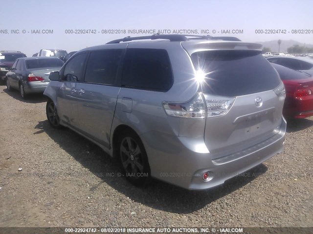 5TDXZ3DC6HS779620 - 2017 TOYOTA SIENNA SE SILVER photo 3