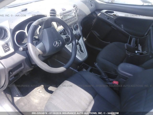 2T1KU4EE1BC558280 - 2011 TOYOTA COROLLA MATRIX  SILVER photo 5
