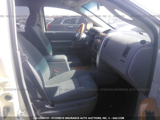 1A8HX58NX8F135967 - 2008 CHRYSLER ASPEN LIMITED WHITE photo 5