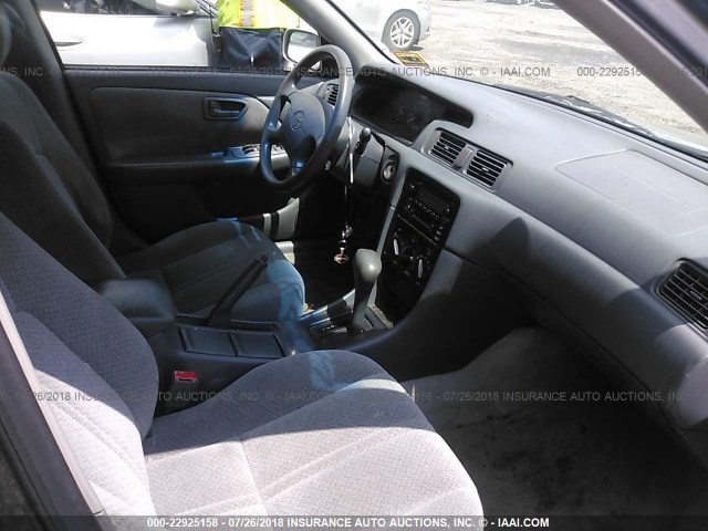 4T1BG22K7YU000415 - 2000 TOYOTA CAMRY CE/LE/XLE 银色 照片 5