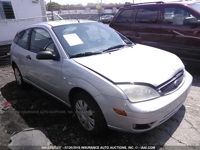 1FAFP31N17W135809 - 2007 FORD FOCUS ZX3/S/SE/SES SILVER photo 1