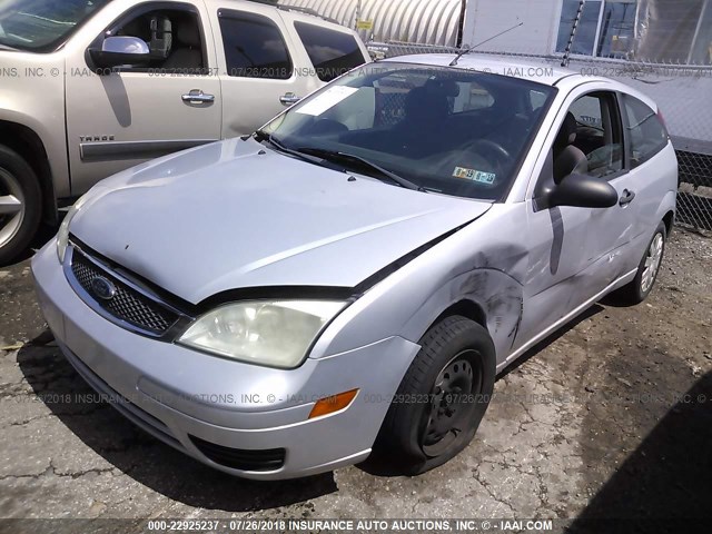 1FAFP31N17W135809 - 2007 FORD FOCUS ZX3/S/SE/SES SILVER photo 2