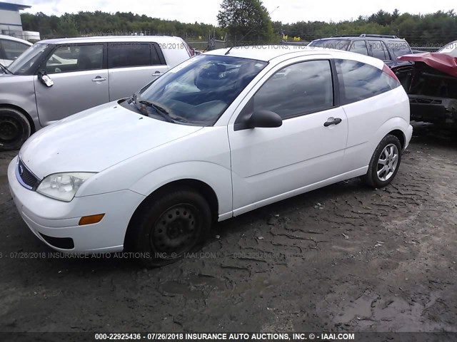 3FAFP31N55R141578 - 2005 FORD FOCUS ZX3 WHITE photo 2