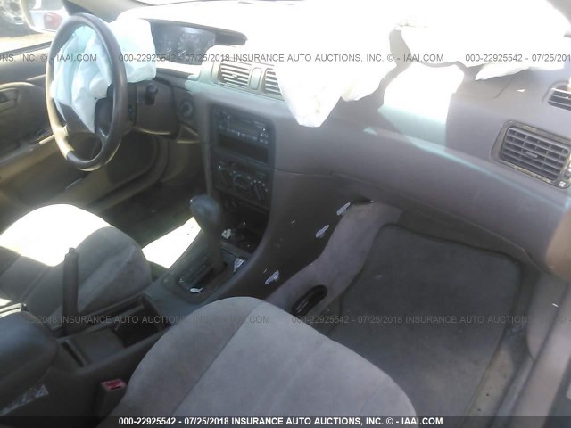 4T1BG22KXWU222685 - 1998 TOYOTA CAMRY CE/LE/XLE 银色 照片 5