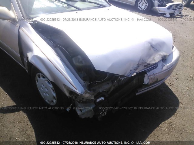 4T1BG22KXWU222685 - 1998 TOYOTA CAMRY CE/LE/XLE SILVER photo 6