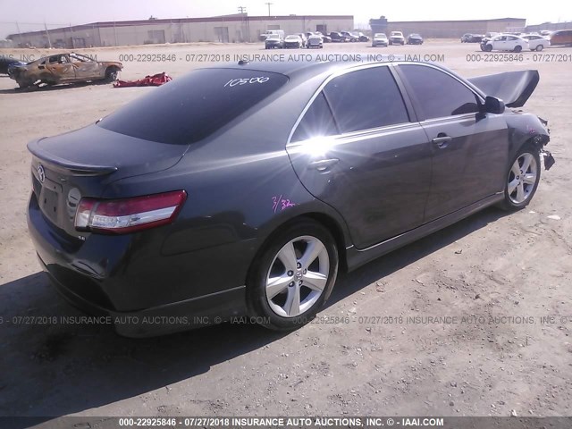 4T1BF3EK7BU205986 - 2011 TOYOTA CAMRY SE/LE/XLE ნაცრისფერი ფოტო 4