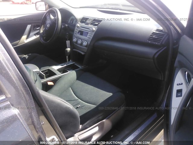 4T1BF3EK7BU205986 - 2011 TOYOTA CAMRY SE/LE/XLE ნაცრისფერი ფოტო 5