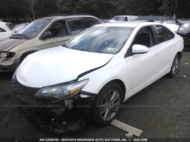 4T1BF1FK0FU064915 - 2015 TOYOTA CAMRY LE/XLE/SE/XSE WHITE photo 2