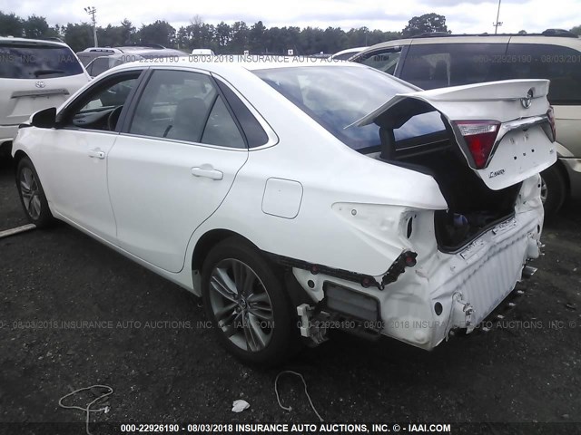4T1BF1FK0FU064915 - 2015 TOYOTA CAMRY LE/XLE/SE/XSE WHITE photo 3