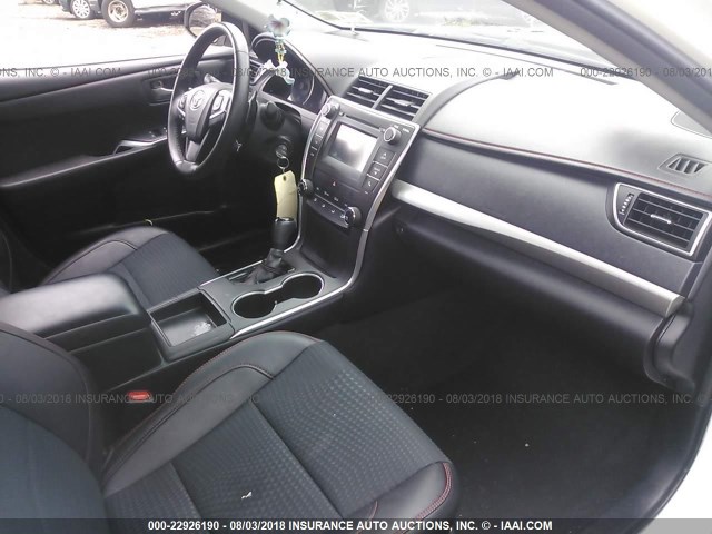4T1BF1FK0FU064915 - 2015 TOYOTA CAMRY LE/XLE/SE/XSE WHITE photo 5