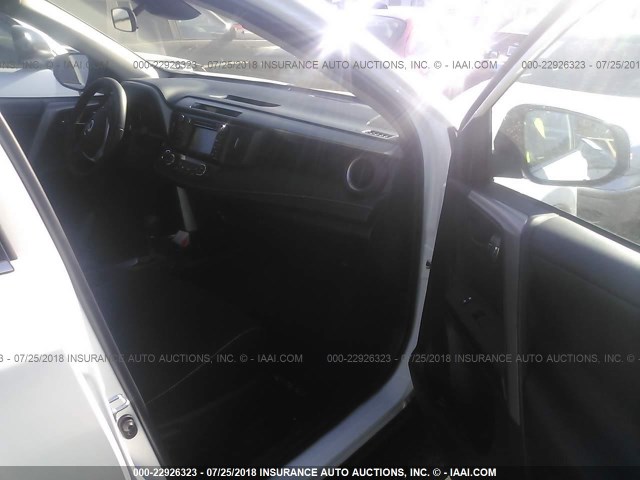 2T3RFREV0JW743835 - 2018 TOYOTA RAV4 ADVENTURE/XLE WHITE photo 5