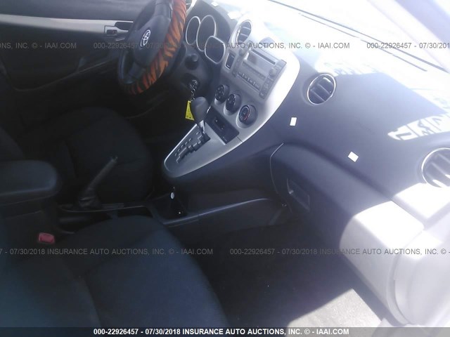 2T1KU4EE9AC265659 - 2010 TOYOTA COROLLA MATRIX  SILVER photo 5