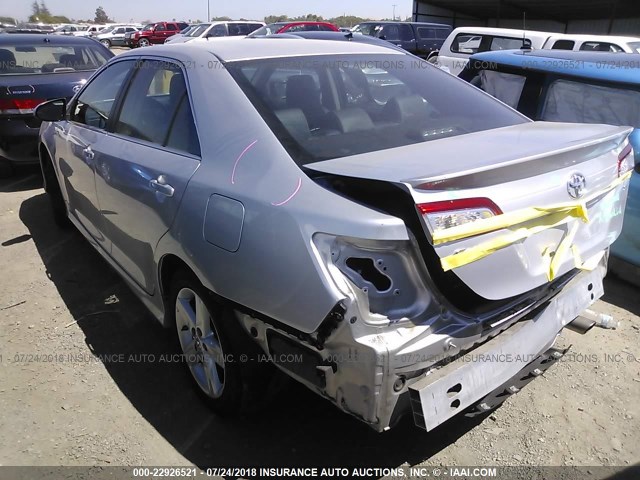 4T1BF1FK4EU324697 - 2014 TOYOTA CAMRY L/SE/LE/XLE 银色 照片 3