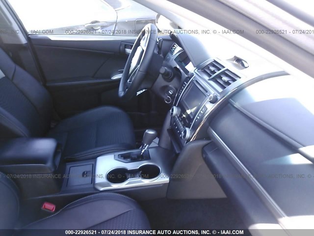 4T1BF1FK4EU324697 - 2014 TOYOTA CAMRY L/SE/LE/XLE 银色 照片 5