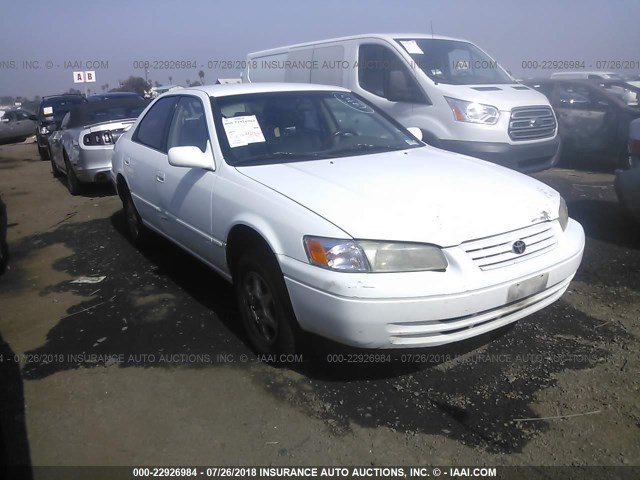 JT2BG22K3W0156906 - 1998 TOYOTA CAMRY CE/LE/XLE WHITE photo 1