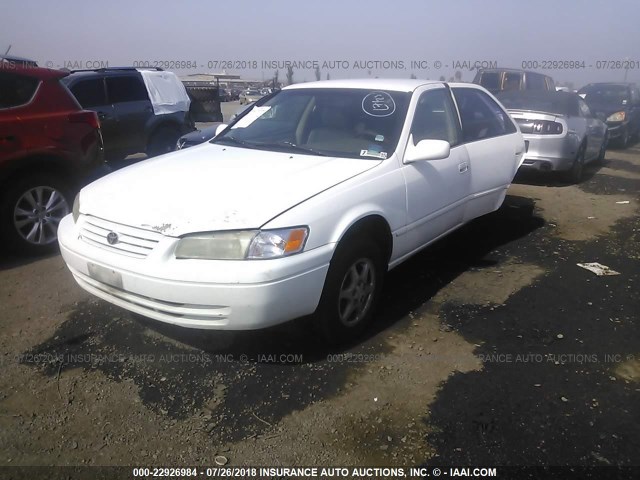 JT2BG22K3W0156906 - 1998 TOYOTA CAMRY CE/LE/XLE თეთრი ფოტო 2
