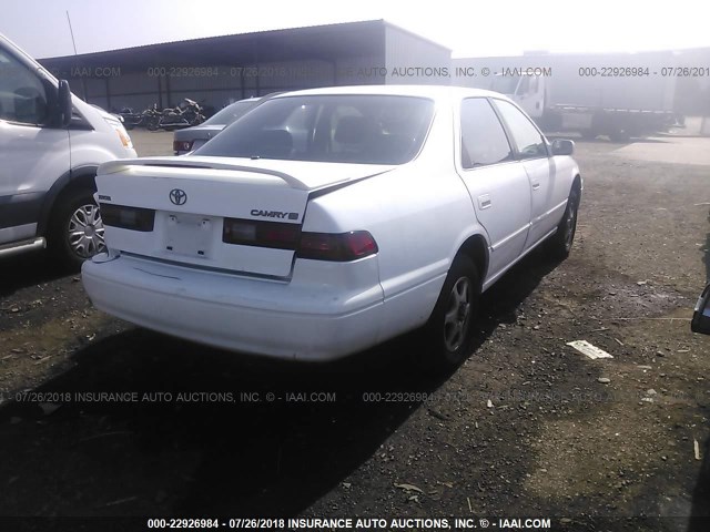 JT2BG22K3W0156906 - 1998 TOYOTA CAMRY CE/LE/XLE თეთრი ფოტო 4