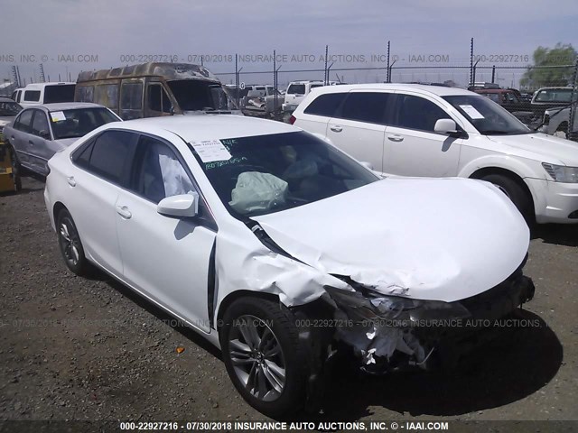 4T1BF1FK0GU135998 - 2016 TOYOTA CAMRY LE/XLE/SE/XSE WHITE photo 1