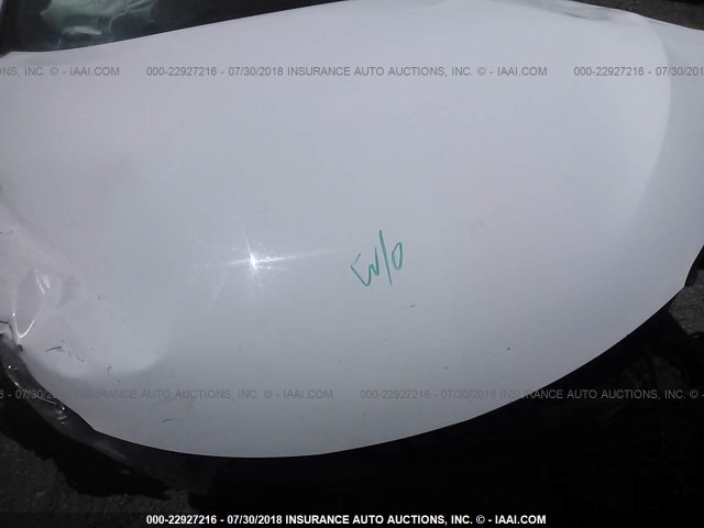 4T1BF1FK0GU135998 - 2016 TOYOTA CAMRY LE/XLE/SE/XSE WHITE photo 10