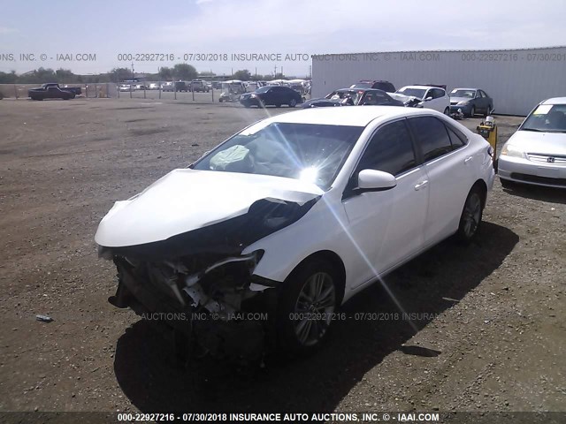 4T1BF1FK0GU135998 - 2016 TOYOTA CAMRY LE/XLE/SE/XSE WHITE photo 2