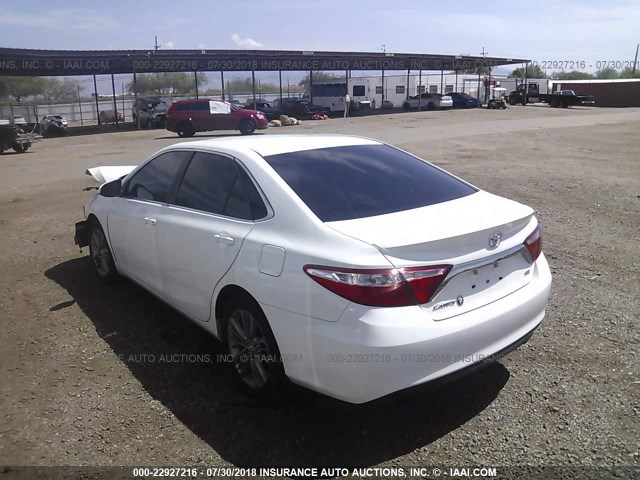 4T1BF1FK0GU135998 - 2016 TOYOTA CAMRY LE/XLE/SE/XSE WHITE photo 3