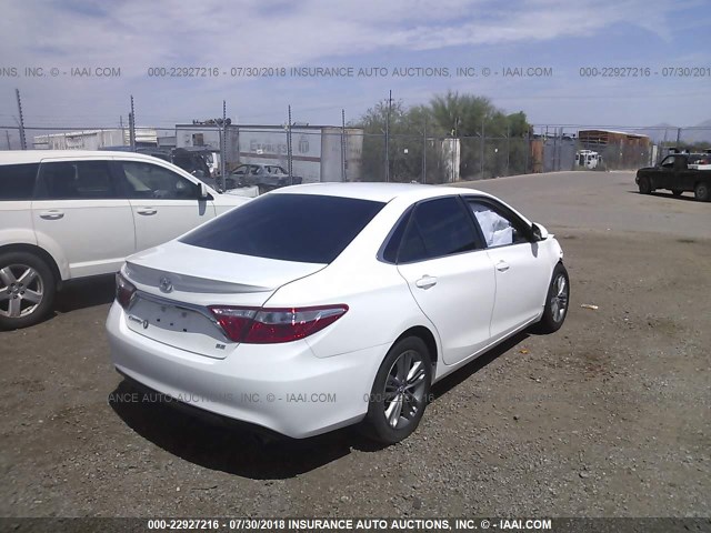 4T1BF1FK0GU135998 - 2016 TOYOTA CAMRY LE/XLE/SE/XSE WHITE photo 4