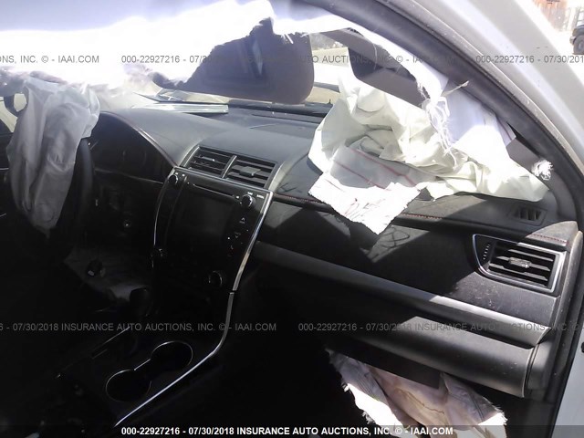 4T1BF1FK0GU135998 - 2016 TOYOTA CAMRY LE/XLE/SE/XSE WHITE photo 5
