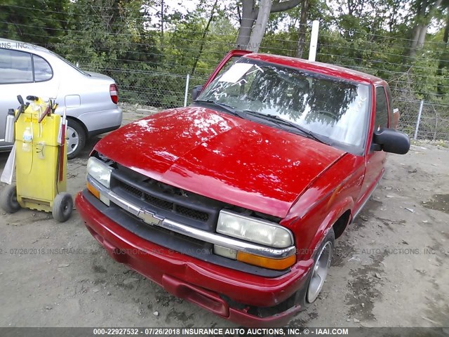 1GCCS195518125610 - 2001 CHEVROLET S TRUCK S10 RED photo 2