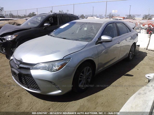 4T1BF1FK1GU506229 - 2016 TOYOTA CAMRY LE/XLE/SE/XSE SILVER photo 2