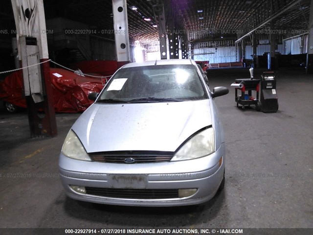 1FAHP38302W290518 - 2002 FORD FOCUS ZTS SILVER photo 6