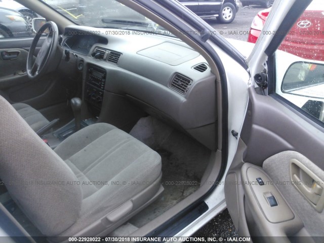 4T1BG22K61U779179 - 2001 TOYOTA CAMRY CE/LE/XLE 白色 照片 5