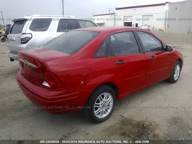 1FAHP3833YW119626 - 2000 FORD FOCUS ZTS RED photo 4