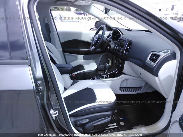 3C4NJCBB6JT263147 - 2018 JEEP COMPASS LATITUDE 灰色 照片 5