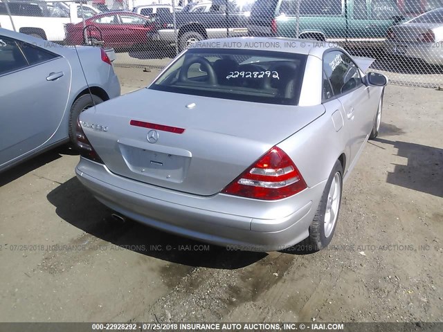 WDBKK65F83F294993 - 2003 MERCEDES-BENZ SLK 320 SILVER photo 4