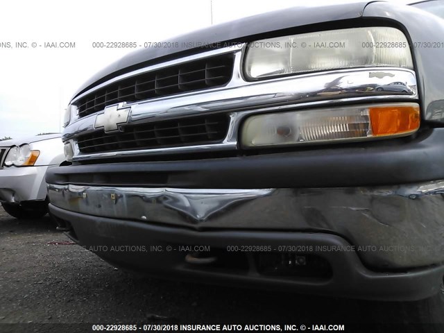 1GNEK13ZX2R134326 - 2002 CHEVROLET TAHOE K1500 GRAY photo 6