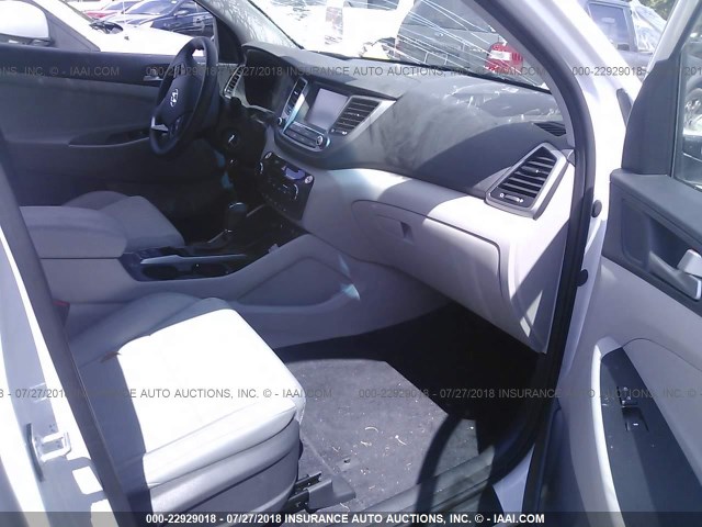 KM8J33A47JU724966 - 2018 HYUNDAI TUCSON WHITE photo 5