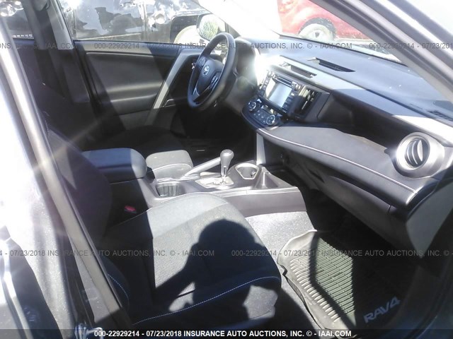 2T3RFREV1JW709533 - 2018 TOYOTA RAV4 ADVENTURE/XLE 灰色 照片 5