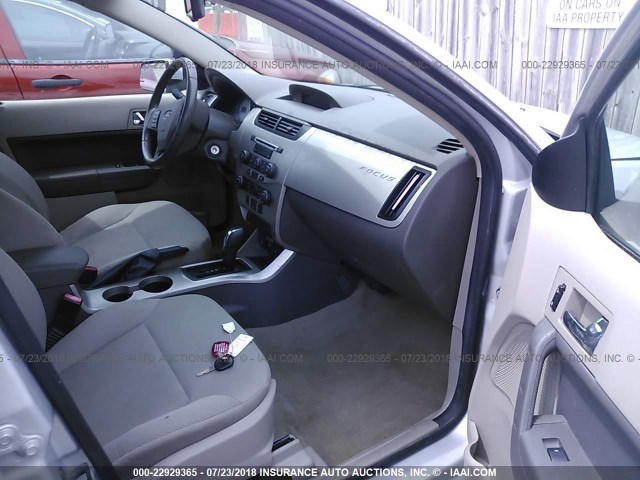 1FAHP35N28W171030 - 2008 FORD FOCUS SE/SEL/SES SILVER photo 5