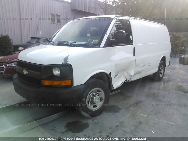 1GCGG25V661231160 - 2006 CHEVROLET EXPRESS G2500  WHITE photo 2