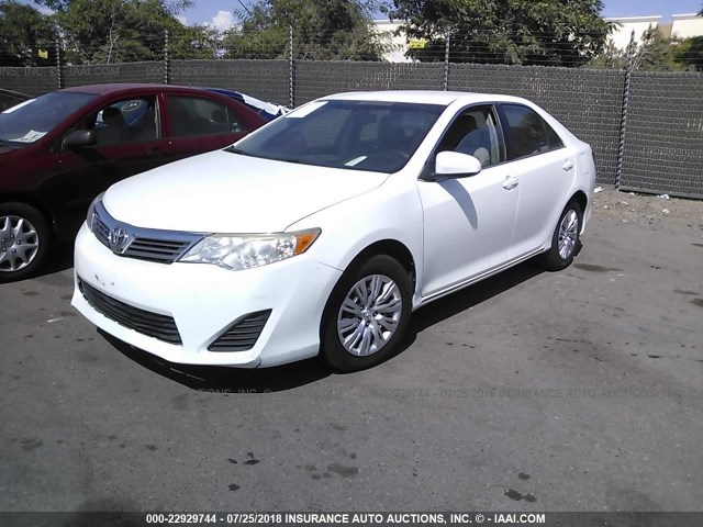 4T4BF1FK8ER437901 - 2014 TOYOTA CAMRY L/SE/LE/XLE 白色 照片 2
