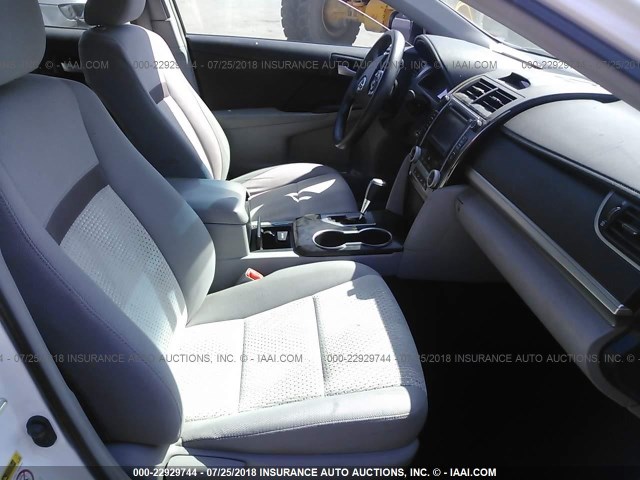 4T4BF1FK8ER437901 - 2014 TOYOTA CAMRY L/SE/LE/XLE 白色 照片 5