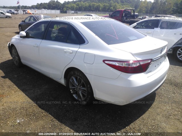 4T1BF1FK0FU914400 - 2015 TOYOTA CAMRY LE/XLE/SE/XSE WHITE photo 3